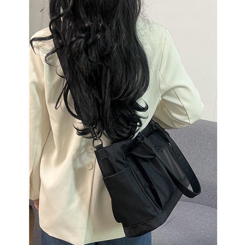 Waterproof nylon fabric crossbody bag with large capacity and lightweight tote bag, book and computer bag, commuting portable shoulder bag