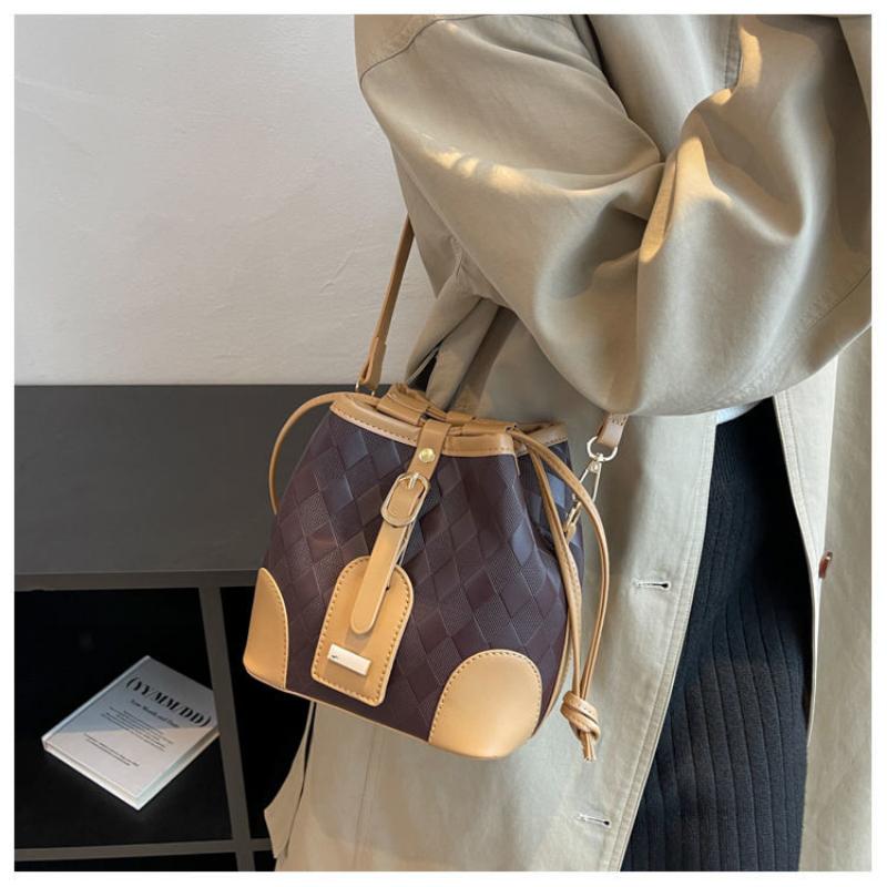 2024 Spring/Summer New Leisure Versatile Retro Women's Bag Classic Lingge Fashion Commuter Tidal Bucket Bag Small and High Quality One Shoulder Crossbody Bag