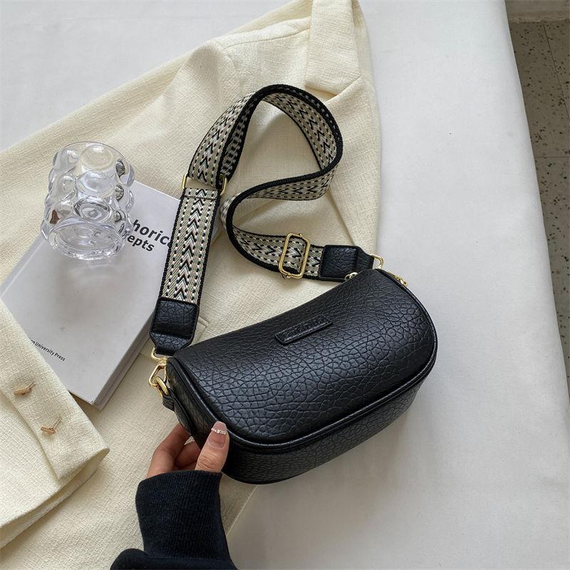 Fashion Popular Niche Bag 2024 New Women's Bag Fashion Wide Strap Messenger Bag High Sense Saddle Bag Small Crossbody Bag with Exquisite Details and Fashionable Wide Shoulder Strap