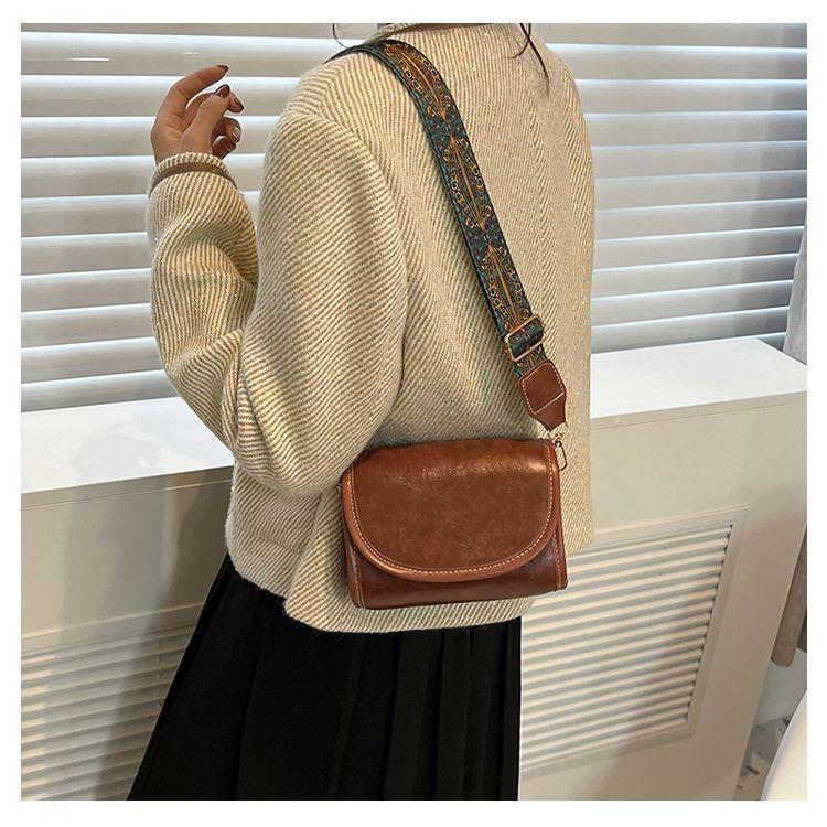 Advanced Japanese and Korean retro underarm small bag for women in 2024 New Fashion Versatile Western style Crossbody Bag Saddle Bag Retro Casual Cross Straddle Bag Fashion Simple Phone Bag