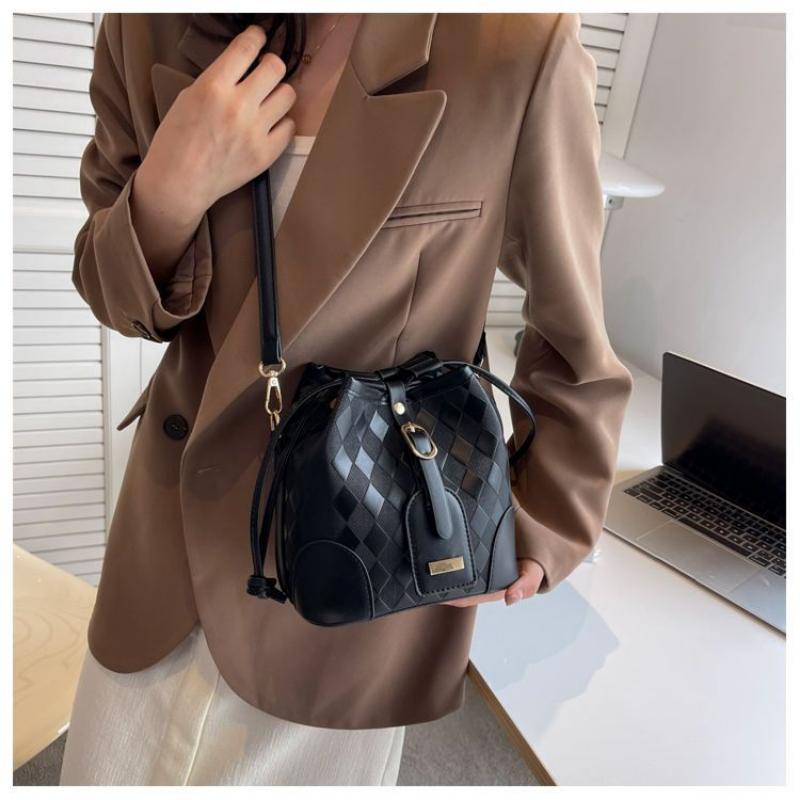 2024 Spring/Summer New Leisure Versatile Retro Women's Bag Classic Lingge Fashion Commuter Tidal Bucket Bag Small and High Quality One Shoulder Crossbody Bag