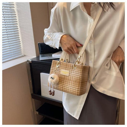 2024 Spring/Summer New High Quality Fashion Small Square Bag Cute Plush Ball Pendant Single Shoulder Bag Fresh and Sweet Handheld Crossbody Bag Plaid Classic Simple Women's Bag