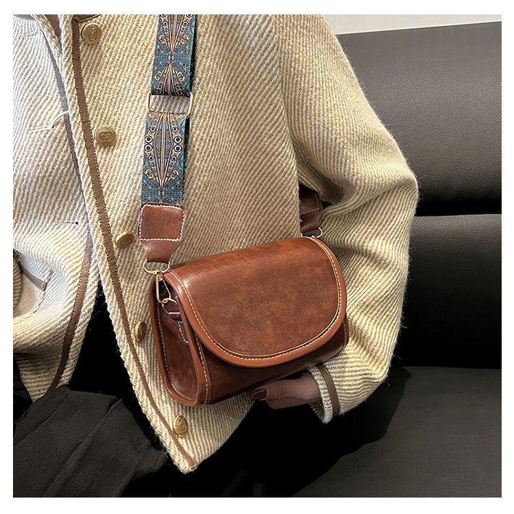 Advanced Japanese and Korean retro underarm small bag for women in 2024 New Fashion Versatile Western style Crossbody Bag Saddle Bag Retro Casual Cross Straddle Bag Fashion Simple Phone Bag