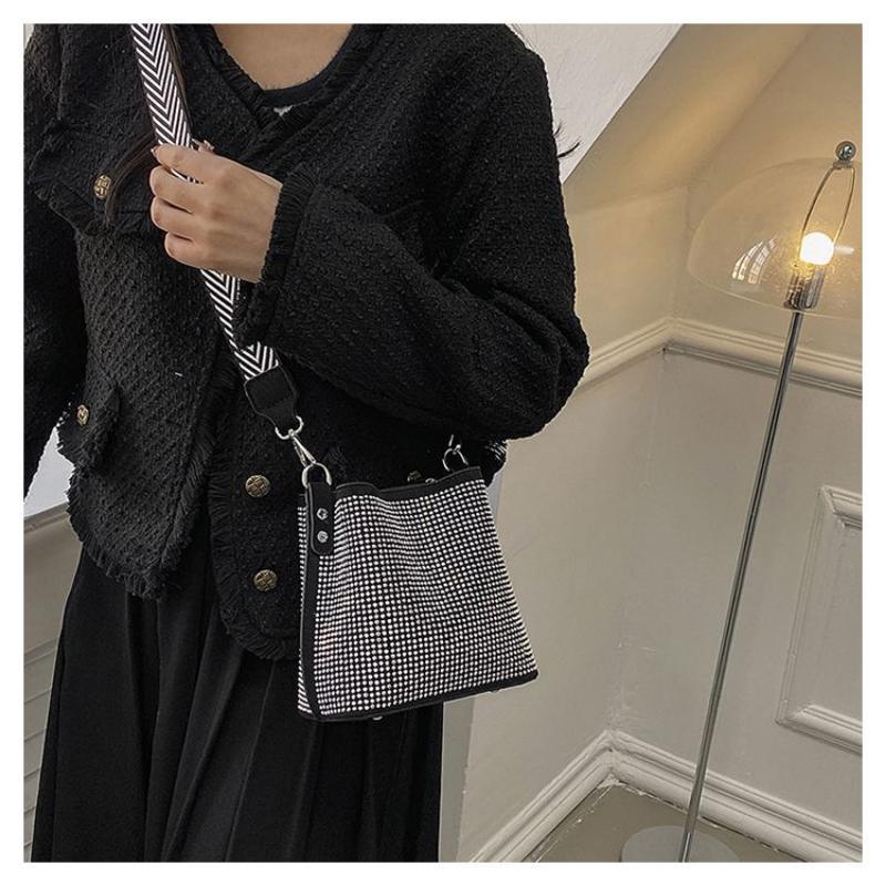 2024 summer new niche design water diamond full diamond bucket bag, solid color, high-end and fashionable shoulder bag, daily commuting versatile crossbody bag, simple and exquisite women's bag