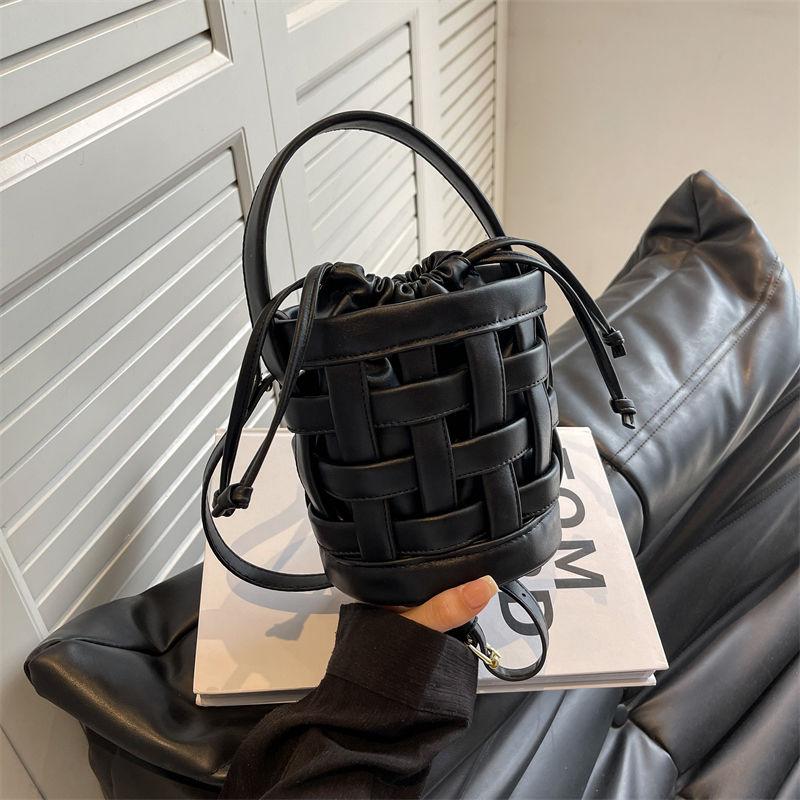 Small Design Bag for Women's Summer Versatile 2024 New Fashion Hollow Out Crossbody Bag for Summer Portable Bucket Bag