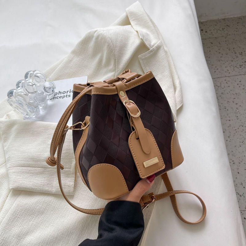 2024 Spring/Summer New Leisure Versatile Retro Women's Bag Classic Lingge Fashion Commuter Tidal Bucket Bag Small and High Quality One Shoulder Crossbody Bag