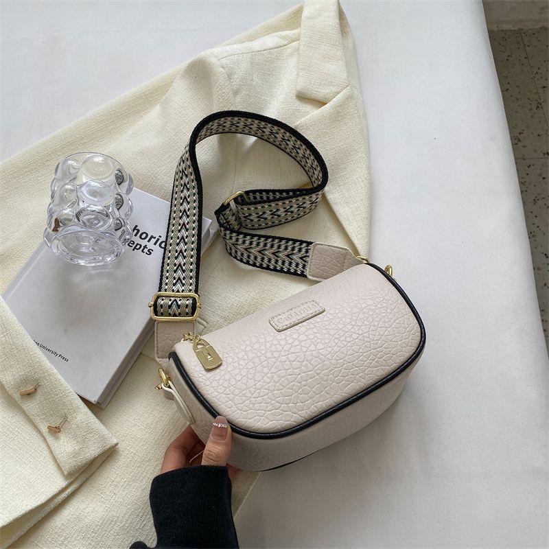 Fashion Popular Niche Bag 2024 New Women's Bag Fashion Wide Strap Messenger Bag High Sense Saddle Bag Small Crossbody Bag with Exquisite Details and Fashionable Wide Shoulder Strap