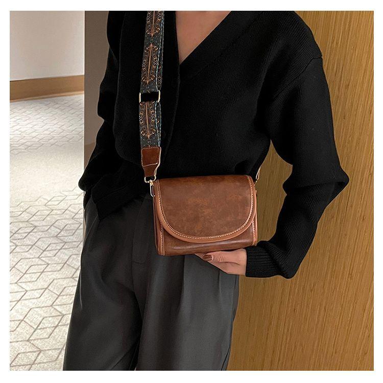 Advanced Japanese and Korean retro underarm small bag for women in 2024 New Fashion Versatile Western style Crossbody Bag Saddle Bag Retro Casual Cross Straddle Bag Fashion Simple Phone Bag