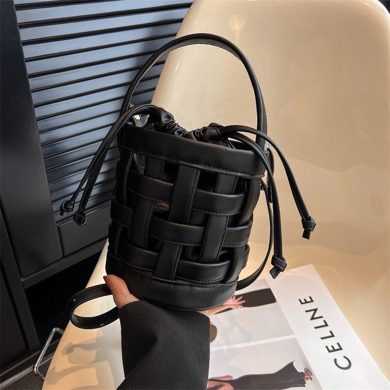 Small Design Bag for Women's Summer Versatile 2024 New Fashion Hollow Out Crossbody Bag for Summer Portable Bucket Bag