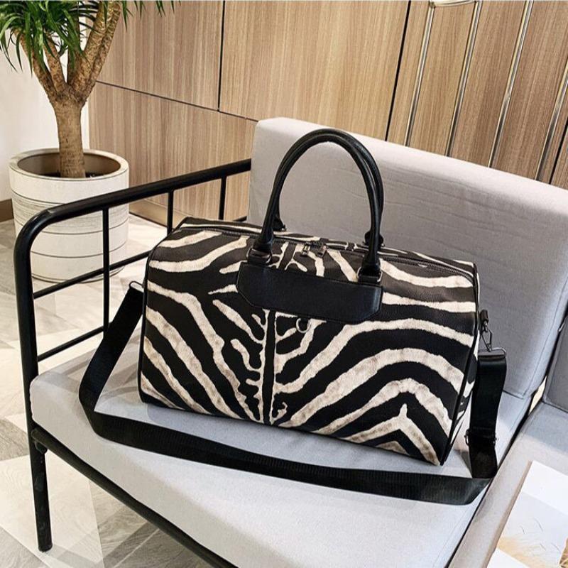 Star Style 2024 New Black and White Stripe Premium One Shoulder Large Capacity Zebra Pattern Travel and Fitness Bag