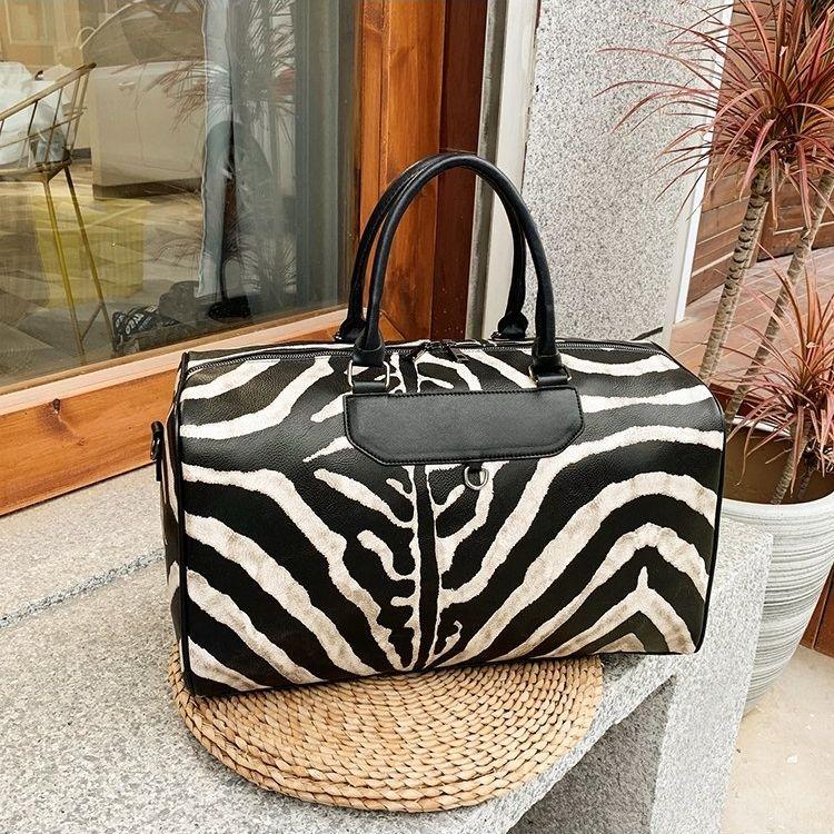 Star Style 2024 New Black and White Stripe Premium One Shoulder Large Capacity Zebra Pattern Travel and Fitness Bag