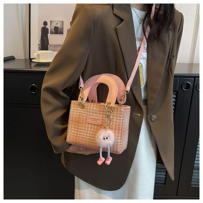 2024 Spring/Summer New High Quality Fashion Small Square Bag Cute Plush Ball Pendant Single Shoulder Bag Fresh and Sweet Handheld Crossbody Bag Plaid Classic Simple Women's Bag