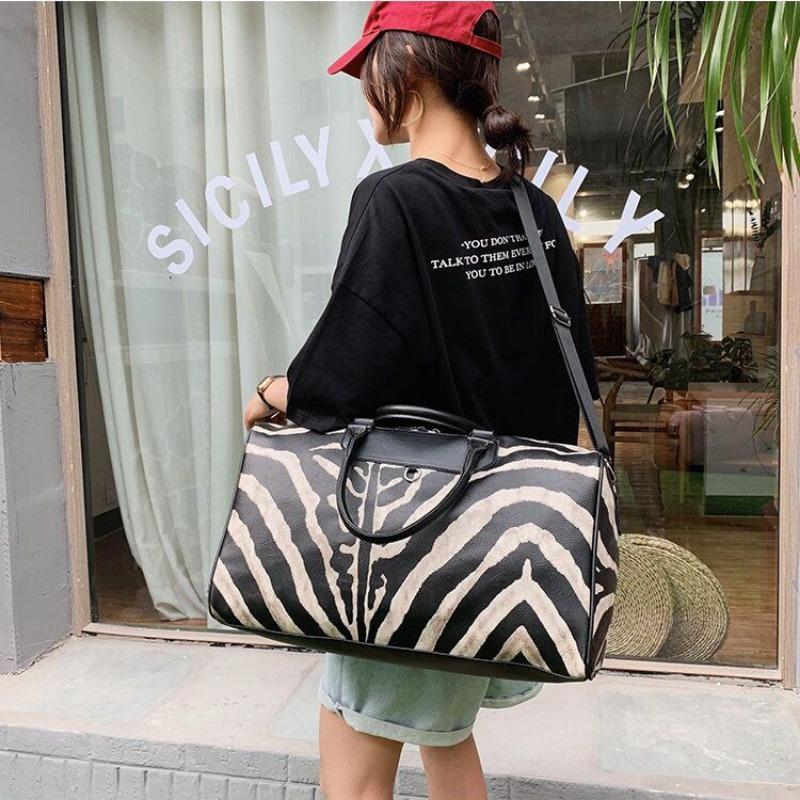 Star Style 2024 New Black and White Stripe Premium One Shoulder Large Capacity Zebra Pattern Travel and Fitness Bag