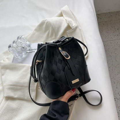 2024 Spring/Summer New Leisure Versatile Retro Women's Bag Classic Lingge Fashion Commuter Tidal Bucket Bag Small and High Quality One Shoulder Crossbody Bag