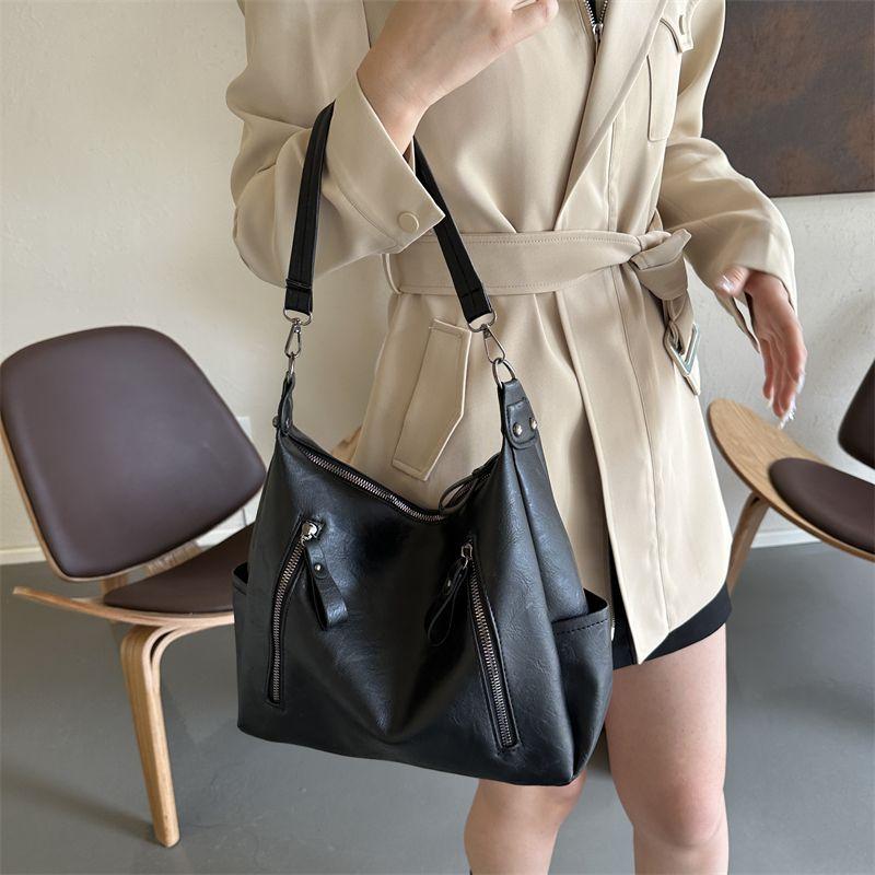 Korean Style Large Capacity Bag for Women 2024 New Versatile Retro Messenger Bag Textured Shoulder Commuter Bucket Tote Bag