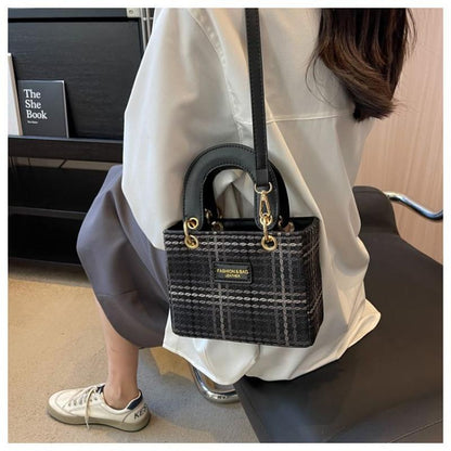 2024 Spring/Summer New High Quality Fashion Small Square Bag Cute Plush Ball Pendant Single Shoulder Bag Fresh and Sweet Handheld Crossbody Bag Plaid Classic Simple Women's Bag