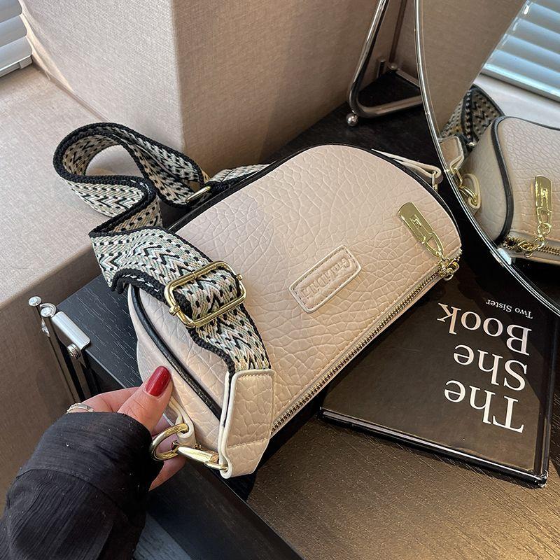 Fashion Popular Niche Bag 2024 New Women's Bag Fashion Wide Strap Messenger Bag High Sense Saddle Bag Small Crossbody Bag with Exquisite Details and Fashionable Wide Shoulder Strap