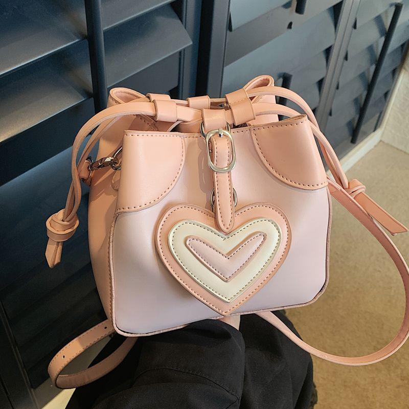 Pink Cute Small Fresh High Grade Peach Heart Decorative Bucket Bag Women's Spring/Summer 2024 New Korean Version Clever Simple Sweet Daily Versatile Shoulder Bag ins Gentle Delicate Small Crossbody Bag