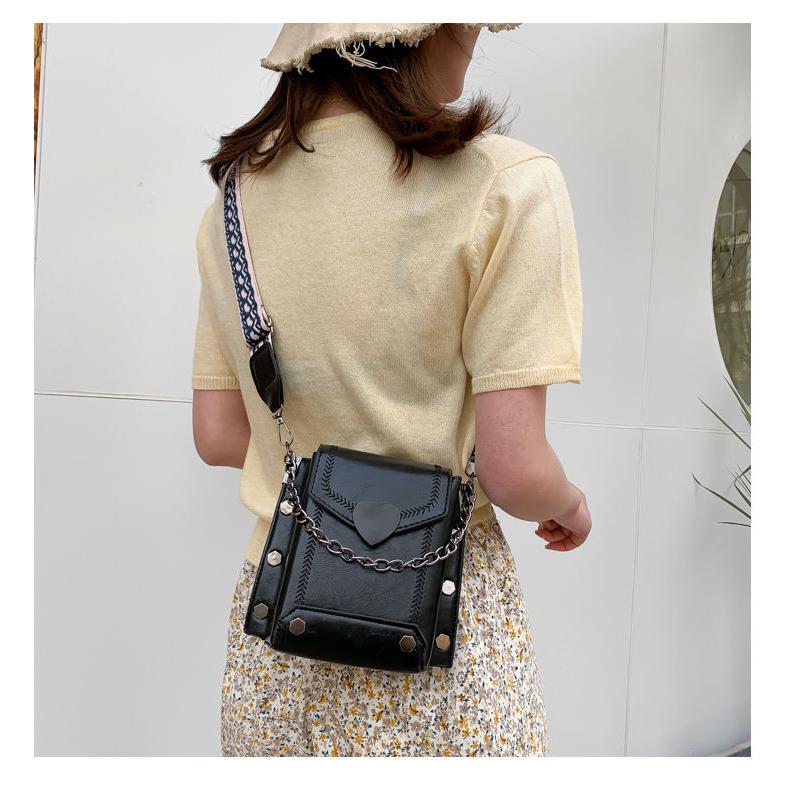 Spring and Summer New Arrival Small Bag for Women 2024 New Popular Internet Celebrity Textured One-Shoulder Bag Fashion Retro Wide Strap Crossbody Bag