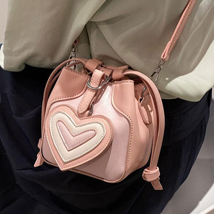 Pink Cute Small Fresh High Grade Peach Heart Decorative Bucket Bag Women's Spring/Summer 2024 New Korean Version Clever Simple Sweet Daily Versatile Shoulder Bag ins Gentle Delicate Small Crossbody Bag