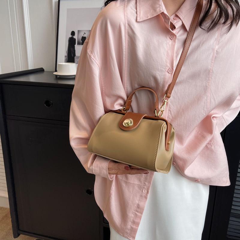 Design Elegant Commuter Bag Women's 2024 Summer New Fashion Versatile Contrast Color Handbag Advanced Sense Shoulder Bag Simple Daily Casual Crossbody Bag Intellectual Temperament Women's Bag