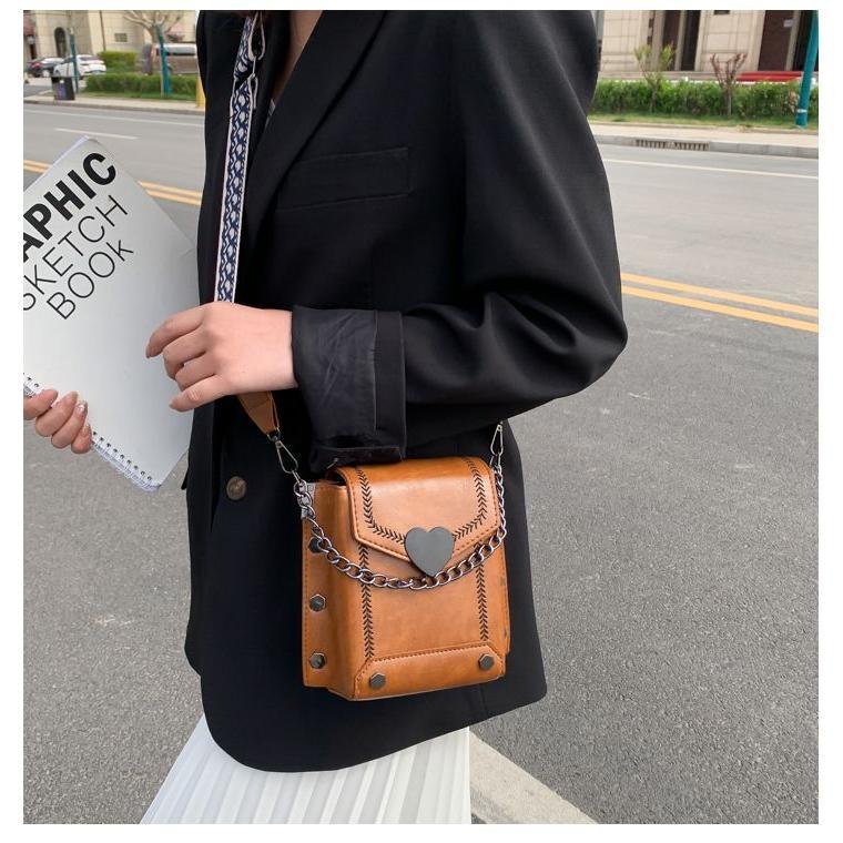 Spring and Summer New Arrival Small Bag for Women 2024 New Popular Internet Celebrity Textured One-Shoulder Bag Fashion Retro Wide Strap Crossbody Bag