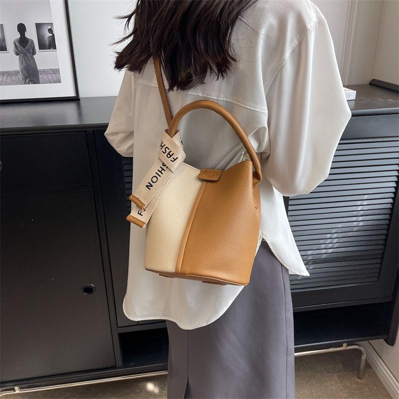 Popular fashion item this year Elegant temperament Small bag for women 2024 New summer Fashionable casual commuting ins Crossbody bag Contrast color design Simple and elegant Fashion Portable bucket bag