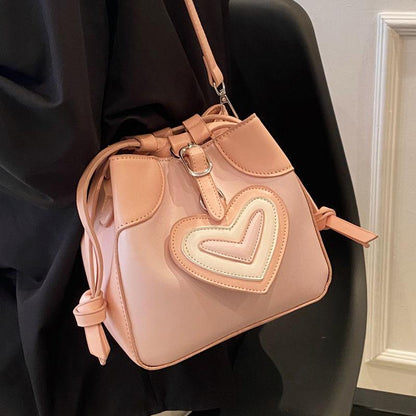 Pink Cute Small Fresh High Grade Peach Heart Decorative Bucket Bag Women's Spring/Summer 2024 New Korean Version Clever Simple Sweet Daily Versatile Shoulder Bag ins Gentle Delicate Small Crossbody Bag