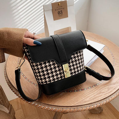 Small bucket bag fashion women's shoulder bag 2024 new all-match autumn and winter one-shoulder messenger bag high-end retro fashion plaid bucket bag