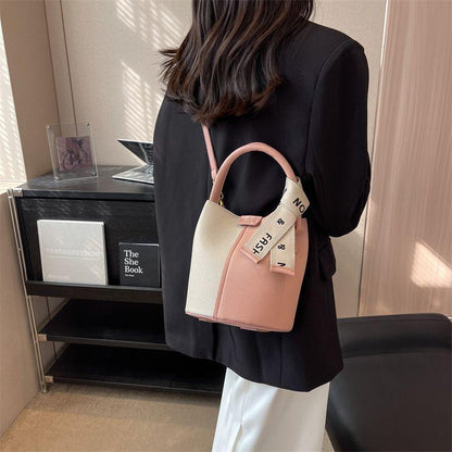 Popular fashion item this year Elegant temperament Small bag for women 2024 New summer Fashionable casual commuting ins Crossbody bag Contrast color design Simple and elegant Fashion Portable bucket bag