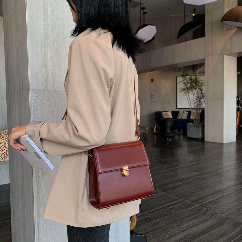 Retro small bag Women's temperament Elegant retro simple messenger bag 2024 new Korean version of one-shoulder fashion small square bag temperament leather bag Advanced sense of cross-over women's bag