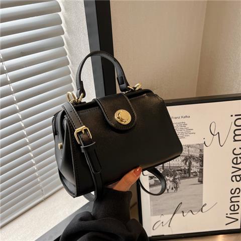 Design Elegant Commuter Bag Women's 2024 Summer New Fashion Versatile Contrast Color Handbag Advanced Sense Shoulder Bag Simple Daily Casual Crossbody Bag Intellectual Temperament Women's Bag