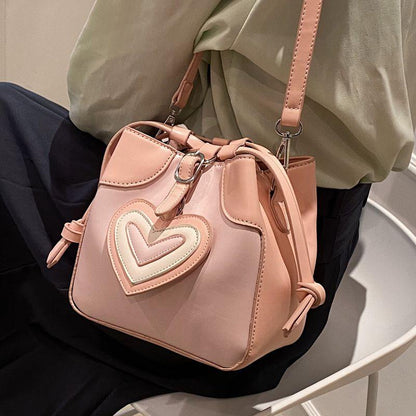 Pink Cute Small Fresh High Grade Peach Heart Decorative Bucket Bag Women's Spring/Summer 2024 New Korean Version Clever Simple Sweet Daily Versatile Shoulder Bag ins Gentle Delicate Small Crossbody Bag