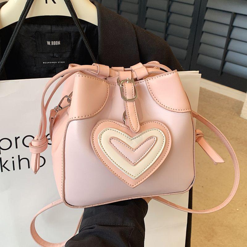 Pink Cute Small Fresh High Grade Peach Heart Decorative Bucket Bag Women's Spring/Summer 2024 New Korean Version Clever Simple Sweet Daily Versatile Shoulder Bag ins Gentle Delicate Small Crossbody Bag