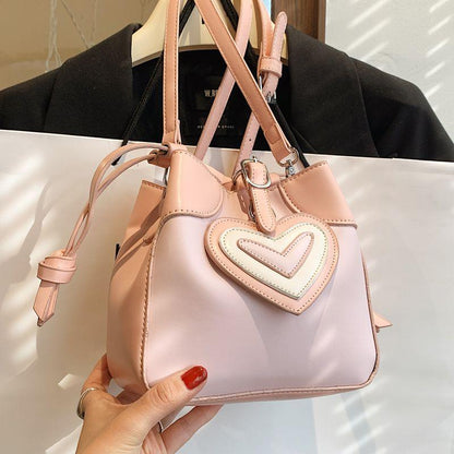 Pink Cute Small Fresh High Grade Peach Heart Decorative Bucket Bag Women's Spring/Summer 2024 New Korean Version Clever Simple Sweet Daily Versatile Shoulder Bag ins Gentle Delicate Small Crossbody Bag