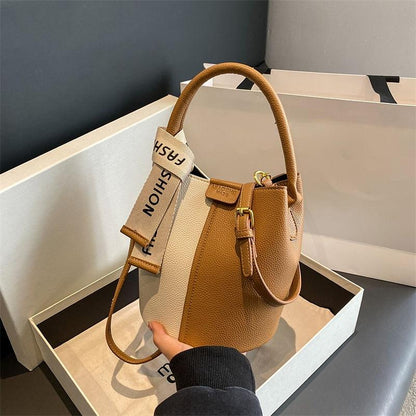 Popular fashion item this year Elegant temperament Small bag for women 2024 New summer Fashionable casual commuting ins Crossbody bag Contrast color design Simple and elegant Fashion Portable bucket bag