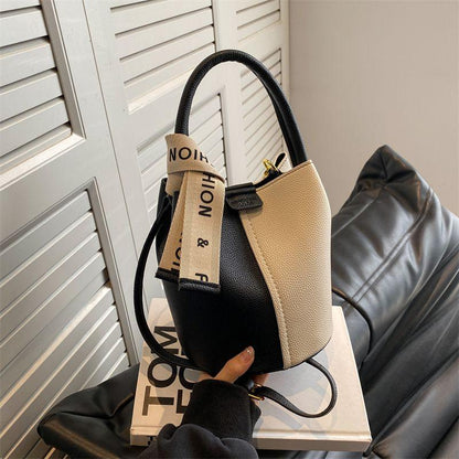 Popular fashion item this year Elegant temperament Small bag for women 2024 New summer Fashionable casual commuting ins Crossbody bag Contrast color design Simple and elegant Fashion Portable bucket bag