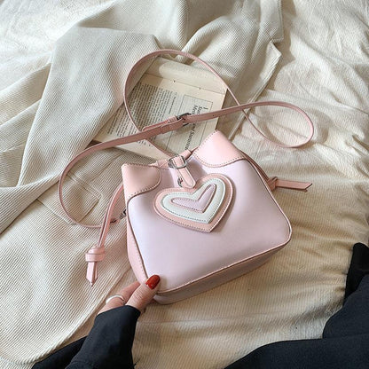 Pink Cute Small Fresh High Grade Peach Heart Decorative Bucket Bag Women's Spring/Summer 2024 New Korean Version Clever Simple Sweet Daily Versatile Shoulder Bag ins Gentle Delicate Small Crossbody Bag