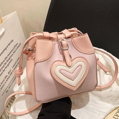 Pink Cute Small Fresh High Grade Peach Heart Decorative Bucket Bag Women's Spring/Summer 2024 New Korean Version Clever Simple Sweet Daily Versatile Shoulder Bag ins Gentle Delicate Small Crossbody Bag