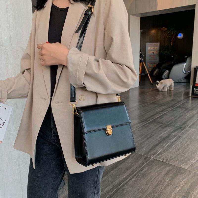 Retro small bag Women's temperament Elegant retro simple messenger bag 2024 new Korean version of one-shoulder fashion small square bag temperament leather bag Advanced sense of cross-over women's bag